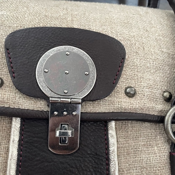 Ellen Tracy Travel bag. New with tag. Linen fabric. Size, 18x15.5x5. - Picture 4 of 6